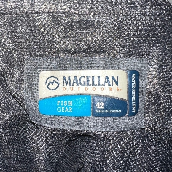 Men's Magellan Outdoors Gray Fish Gear Water Repellant Shorts size 42 Waist - Picture 3 of 4